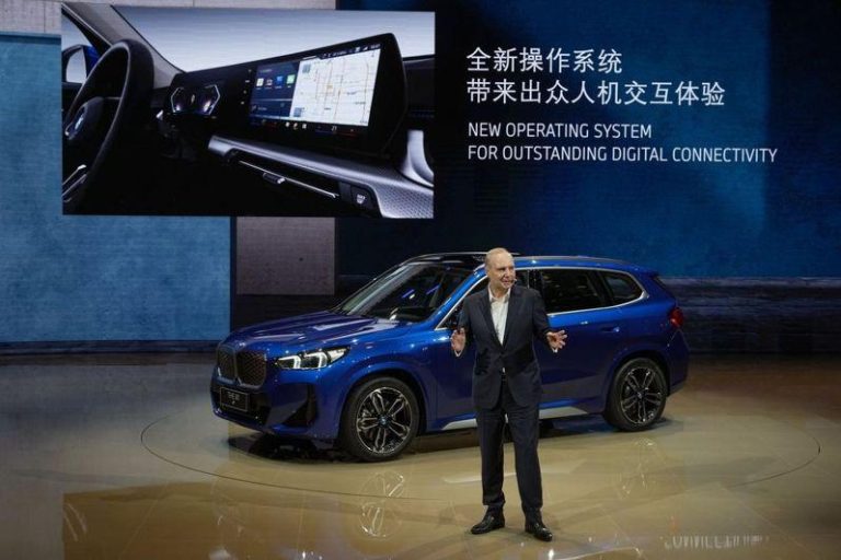 宝马在中打价格战 30多款大降价 20万人民币可开走 BMW中国大降价,降幅最大的是中小型电动休旅车iX1。图为BMW iX1车型。 (美联社)