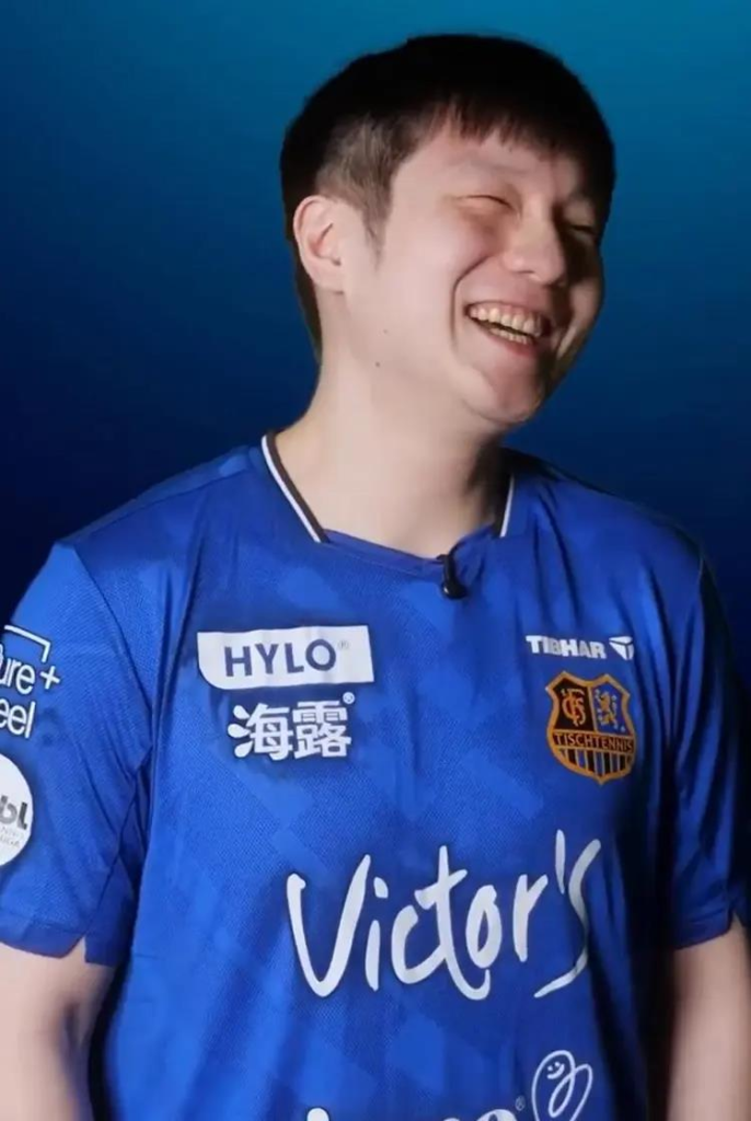 樊振东全英文受访 谈到新外号Funny 眼睛笑成一条缝 樊振东近日在德甲萨尔布吕肯俱乐部全英文接受采访。(取材自鲁中晨报)