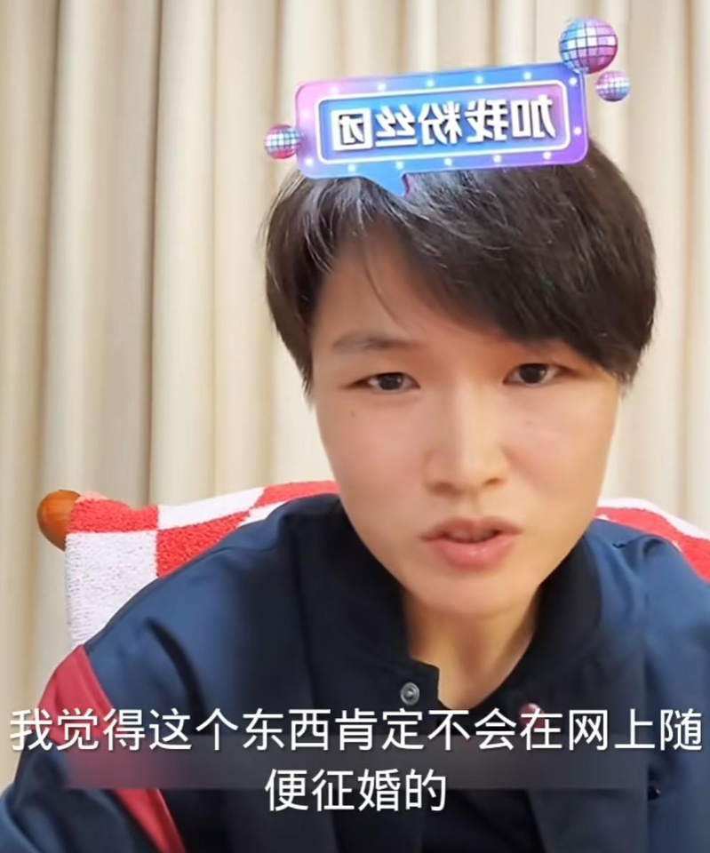 张伟丽(左)称收到大批「自荐」想当她对象的私信。(取材自新闻晨报)