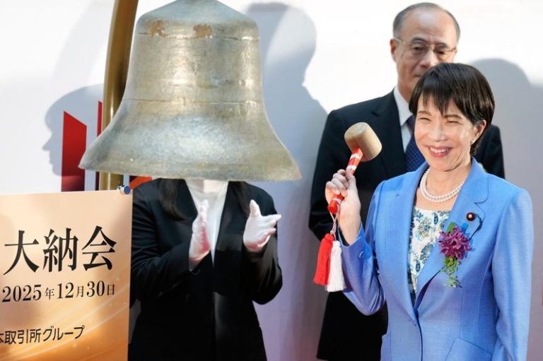 高市早苗曝新年超高压行程 忙搬家、应对国际事件 日本首相高市早苗去年12月30日在东京证券交易所出席年度最后一个交易日的纪念仪式,于敲响开市钟前摆姿势拍照。(美联社)