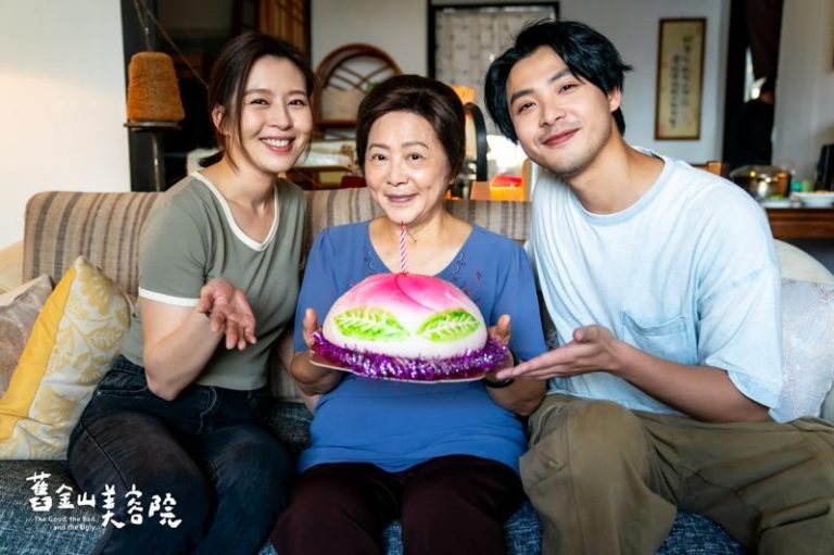 戏说从头╱刘品言、连晨翔闪婚生女 剧中家人神预言 刘品言(左)与连晨翔的甜蜜交互。图/TVBS提供