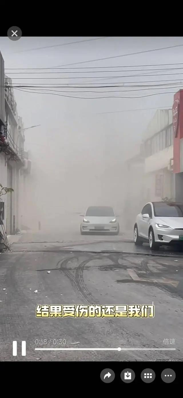拆迁现场的设备不断向铲车吹风，扬起沙尘。(取材自封面新闻)