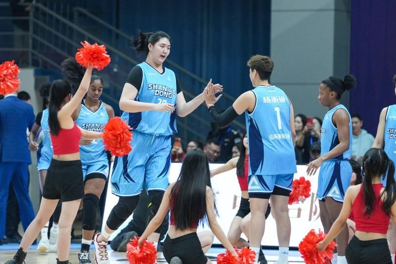 中国女子篮球联赛山东女篮对阵石家庄女篮的比赛中，「小巨人」张子宇迎来职业联赛首秀。（新华社）