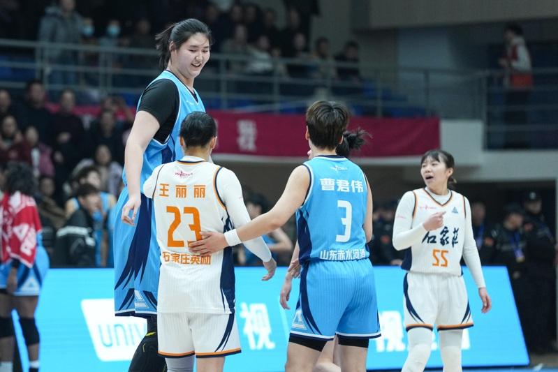 中国女子篮球联赛山东女篮对阵石家庄女篮的比赛中，「小巨人」张子宇迎来职业联赛首秀。（新华社）