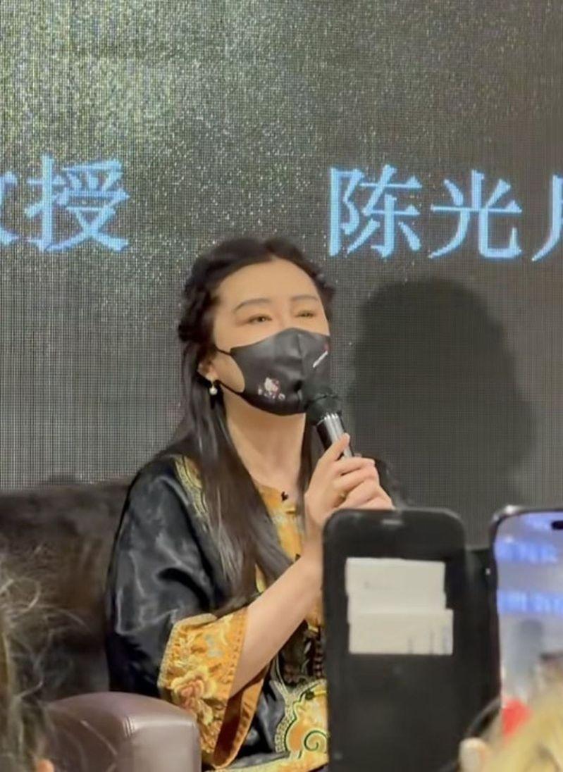 王祖贤现身硅谷一场活动,眼睛吃力才能张开(右图),与过往灵动清澈的双眸形成对比(左图)。(取材自小红书)