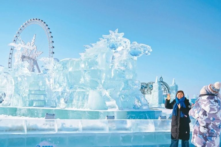 中国冰雪旅游预计冲3.6亿人次 最佳10城市出炉 中国旅游研究院预测这个冬季,大陆冰雪旅游休闲人数将达3.6亿人次。图为游客打卡哈尔滨冰雪大世界内的「冰雕马」,为即将到来的农历马年讨个好彩头。(中新社)