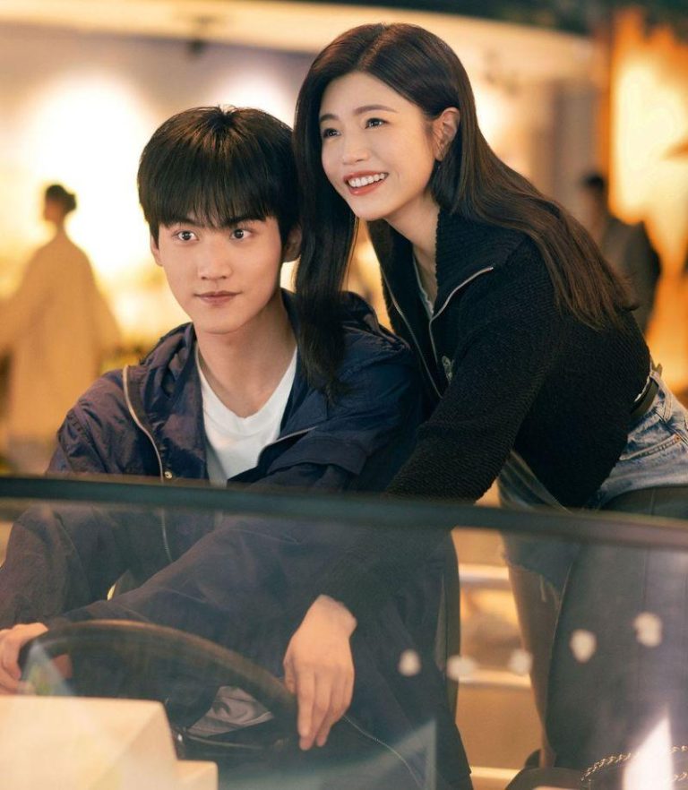 陈妍希谈姐弟恋 疑暗酸陈晓「像宝宝」 陈妍希(右)与小19男星周柯宇主演「狙击蝴蝶」外型登对、无违和感。(取材自微博)