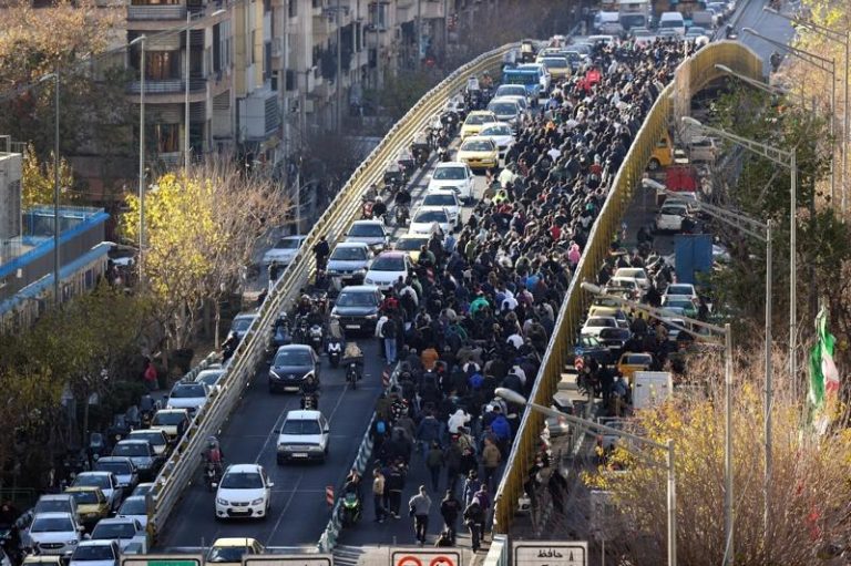 图为12月29日，伊朗首都德黑兰当地商家罢工抗议物价高涨及经济停滞。(欧新社)