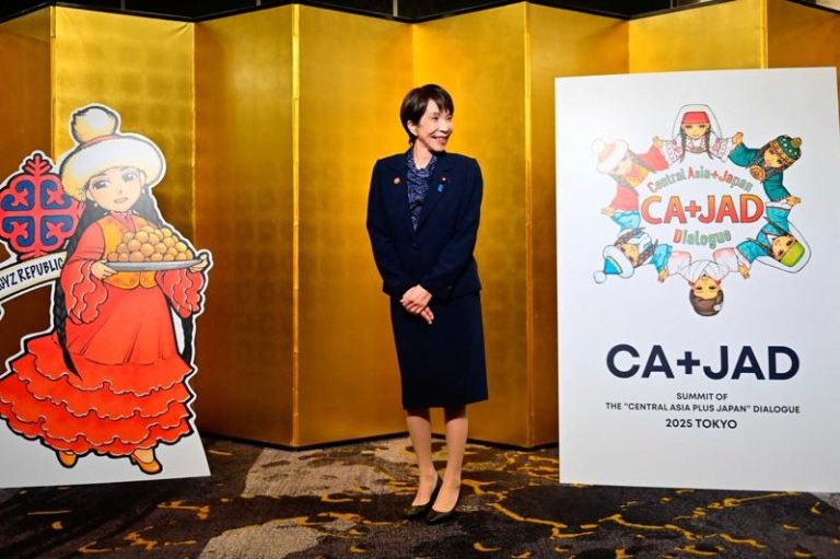 图为上月20日高市早苗在东京举行的「中亚+日本」高峰会与中亚各国领袖会面。(路透)