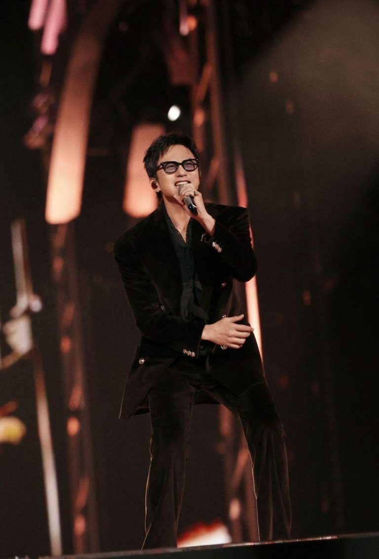 邓超自认跨年表演不够好 孙俪留言放闪力挺 孙俪没提邓超的舞台表现,只叮嘱他「保护膝盖」。(取材自微博)