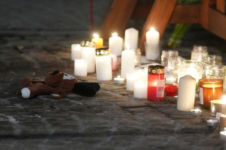 民众在瑞士起火的酒吧附近摆放鲜花和蜡烛，悼念死难者。(美联社)