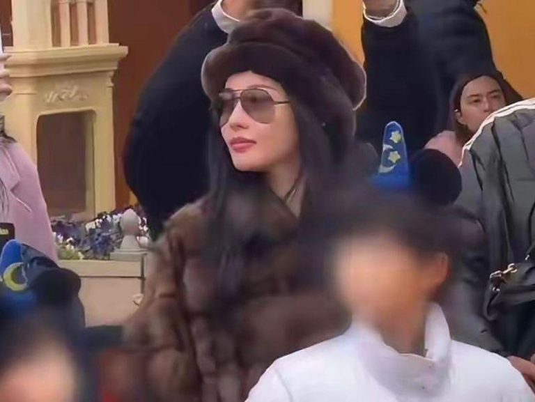 带儿迪士尼跨年 「最美妃子」张嘉倪被捕获 张嘉倪被拍到带着2个儿子到迪士尼跨年。(取材自微博)