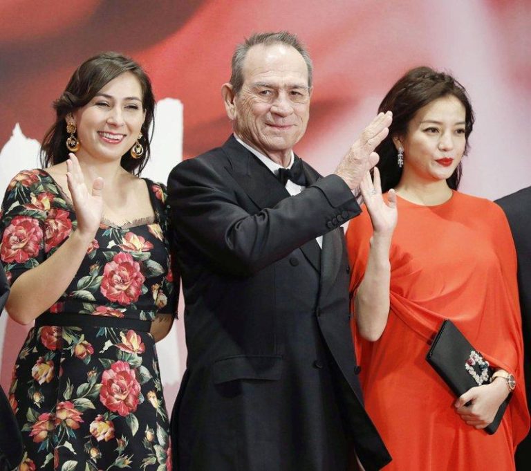 汤米李琼斯爱女饭店身亡 曾和爸爸同台飙戏 好莱坞老牌演员汤米李琼斯(Tommy Lee Jones,中)之女维多利亚(左)于元旦清晨被发现陈尸于加州旧金山一间饭店内,享年34岁。图为2017年参加东京电影节,右为中国女星赵薇。路透