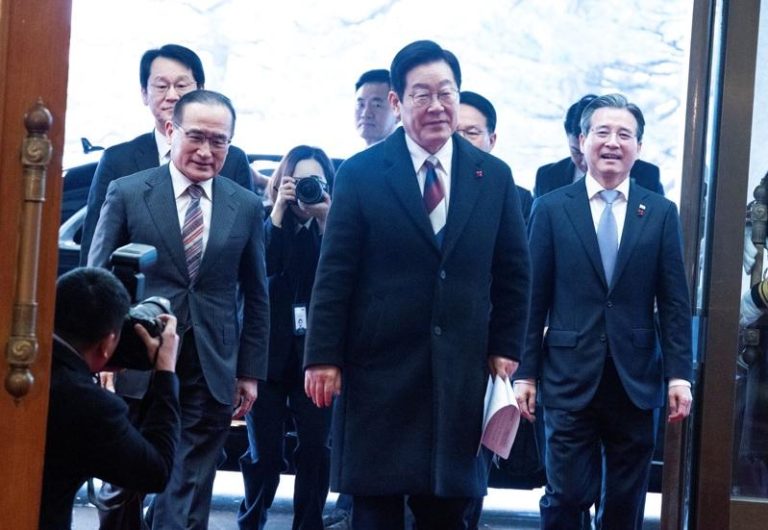 李在明访中倒数:限韩令、黄海争议有解? 南韩总统李在明(中)预计4日起访问中国。(路透)