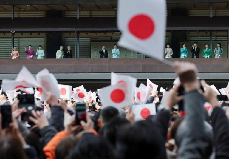 悠仁亲王首度参加日皇室新年朝贺 遇裸男怪叫被捕 日本皇室成员2日在皇居接受民众贺年与欢呼。(路透)