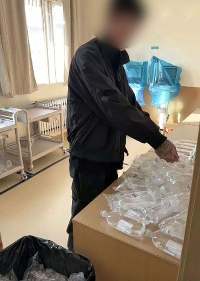 山东青岛一名护士炫耀男友陪自己值夜班，还帮忙配药与点滴标签操作，引发医疗界强烈关注。(视频截屏)