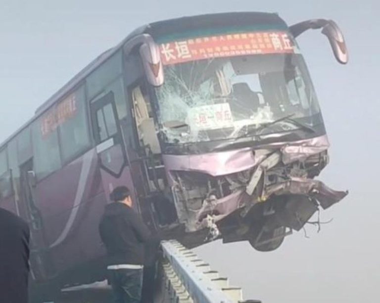 河南省开封黄河公路大桥2日发生多车连续追尾事故，一辆载有6人的巴士冲上护栏，车头悬挂在半空中，险些坠桥。（取材自极目新闻）