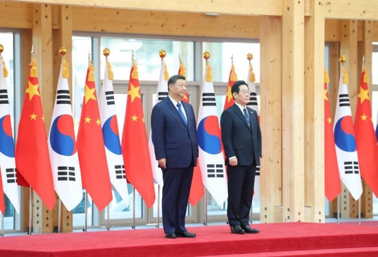 即时短评/李在明访问北京 实用外交的一场大考 去年11月,韩国总统李在明同中国国家主席习近平在庆州博物馆举行会谈。(新华社)