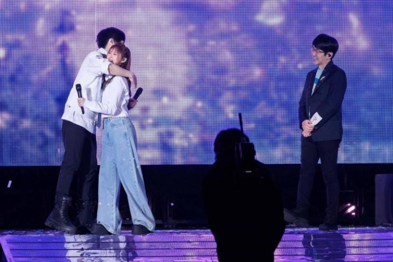 冠佑女儿现身紧抱阿信 怪兽当年进产房录音?全场傻眼 小玫瑰感谢阿信在音乐上给她的鼓励。图/相信音乐提供