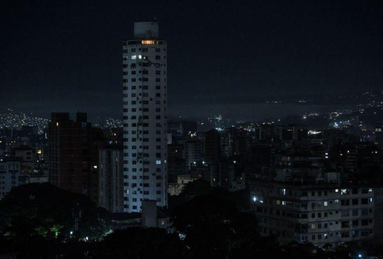 现场直击╱美军夜袭后 委首都民众:希望不要再恶化了 1月3日凌晨拍摄的委内瑞拉首都卡拉卡斯市区。(新华社)