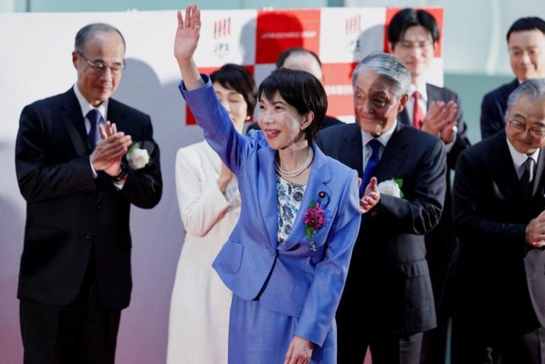 日相高市早苗人气高 提早解散众院?媒体估4时机 日本自民党总裁兼首相高市早苗(前)自去年10月上台以来,民意支持度居高不下。图为她2025年12月30日出席东京证交所的封关日活动。(路透)