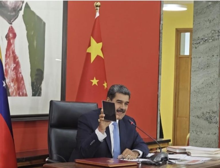 马杜洛爱用华为 曾赞华为手机连美国人也无法窃听 委内瑞拉总统马杜洛爱用华为手机,他曾多次公开称赞华为手机是世界上最好的手机,「美国佬也窃听不了」。(取材自微博)