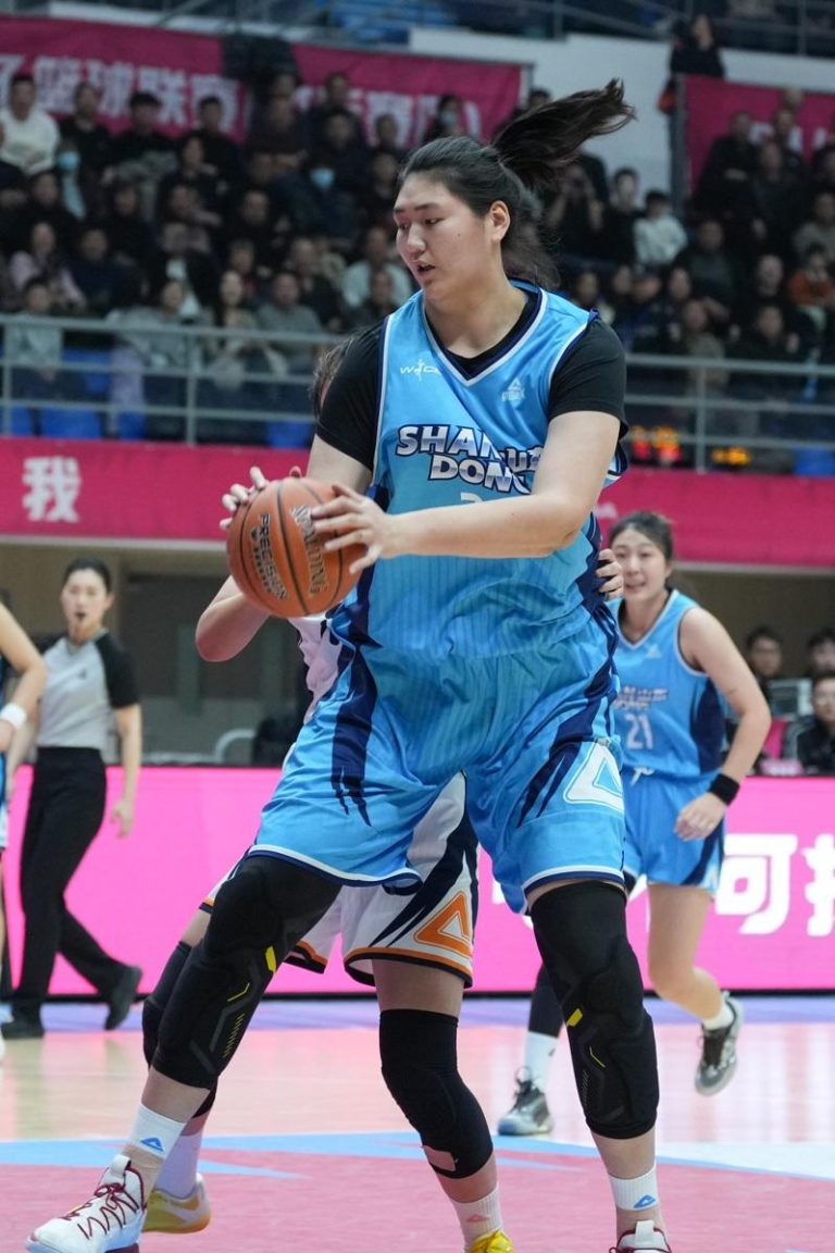 中国女子篮球联赛山东女篮对阵石家庄女篮的比赛中，「小巨人」张子宇迎来职业联赛首秀。（新华社）