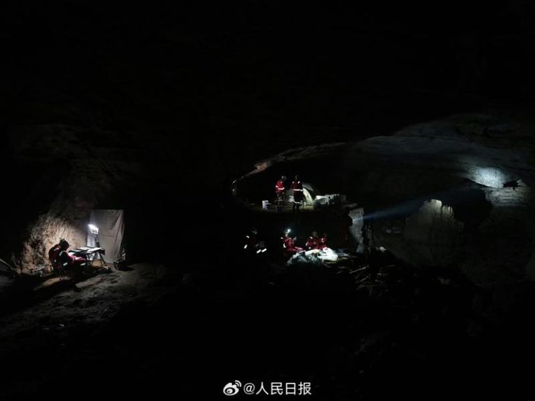 在漆黑洞穴里驻留6天⋯中国28名太空人重庆接受特训用意曝光 心理韧性是太空人在太空飞行中的重要素质,洞穴是极端密闭隔离的典型场景,能考验太空人对极端环境下的心理状态。(取材自人民日报微博)