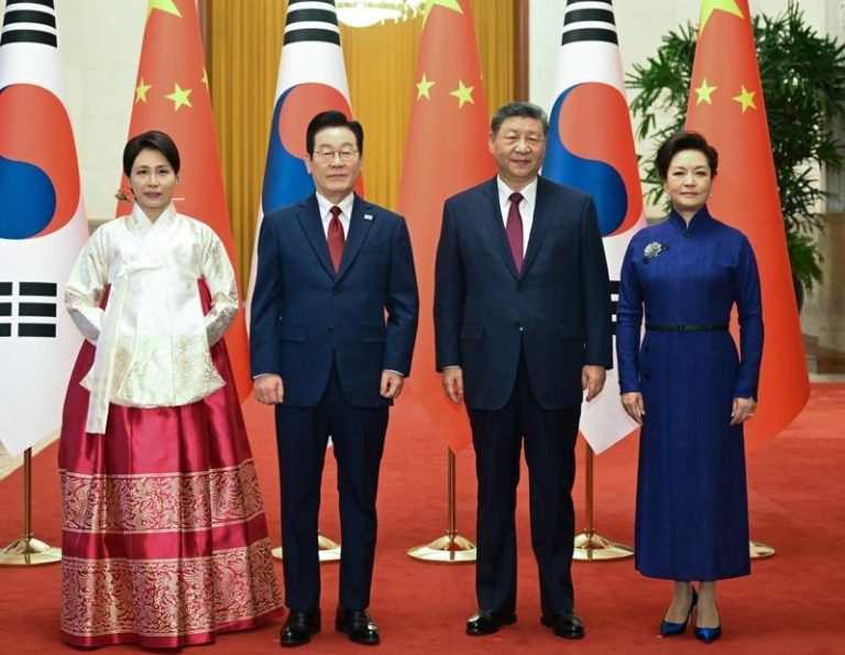 李在明会习近平 模糊处理中日、台海等敏感议题 南韩总统李在明(左二)与夫人金惠景(左一),与中国国家主席习近平(右二)及夫人彭丽媛(右一)5日在北京人民大会堂合影留念。美联社