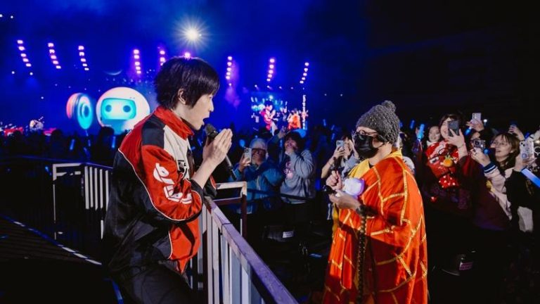 五月天关注蔡依林…阿信摔伤飙唱6场 身体状况曝光 五月天阿信(左)和变装歌迷交互。图/相信音乐提供