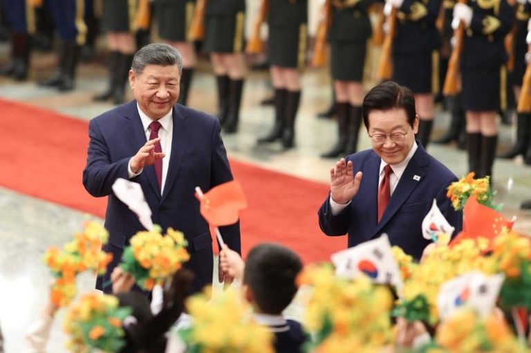 李在明用习近平送的小米手机自拍上传社媒:画质不错吧? 中国国家主席习近平5日在北京人民大会堂同来华进行国事访问的韩国总统李在明举行会谈。会谈前,习近平在人民大会堂北大厅为李在明举行欢迎仪式。 (中新社)