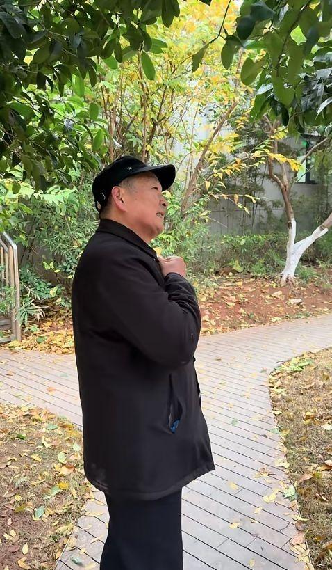 大叔捡到手表以后挂在树上。（取材自潇湘晨报）