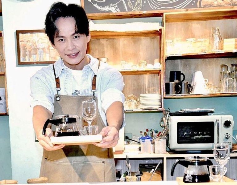 曹西平曾叹「没家人」 黄镫辉连3年陪过年 黄镫辉为戏「九如一家人」体验一日咖啡师。(图/华视提供)