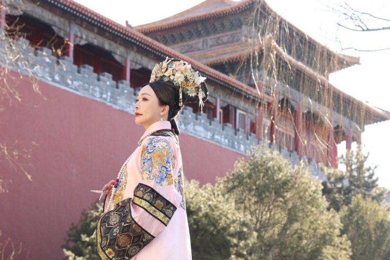外公是正蓝旗…连战二儿媳有满人血统:皇后都是跪出来的 路永佳和北京的紫禁城背景十分相衬。图/摘自脸书