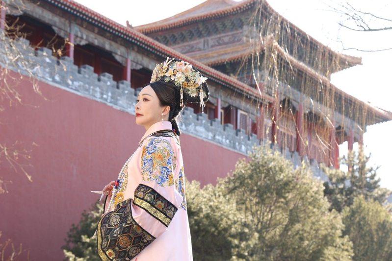 路永佳和北京的紫禁城背景十分相衬。图/摘自脸书