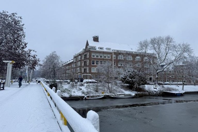 荷兰首都阿姆斯特丹5日被白雪覆盖。路透