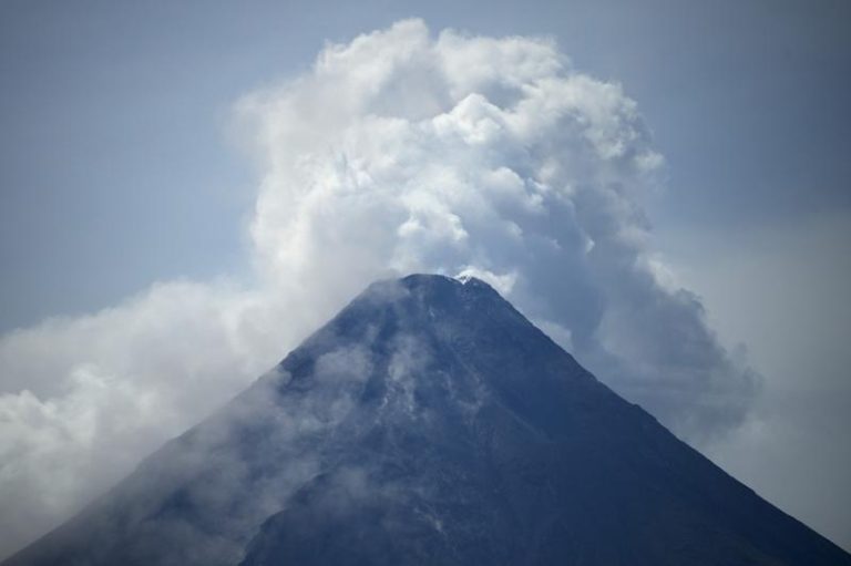 图为2023年6月马永火山喷出熔岩与有毒气体。美联社