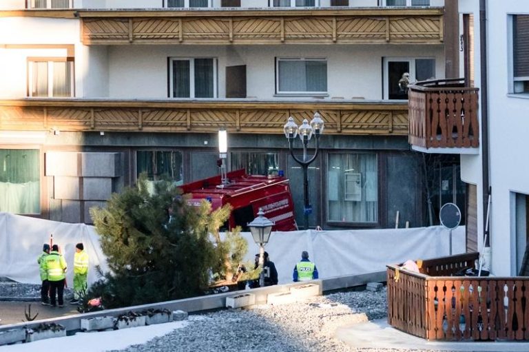 瑞士酒吧大火案业者致歉 惨重伤亡引发超收质疑 瑞士滑雪胜地的「星座酒吧」在跨年狂欢中传出悲剧,大火造成40人死亡、116人受伤。图为警方在现场勘验。(美联社)