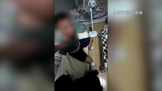徐某家中搜出的假军装。(央视截屏)