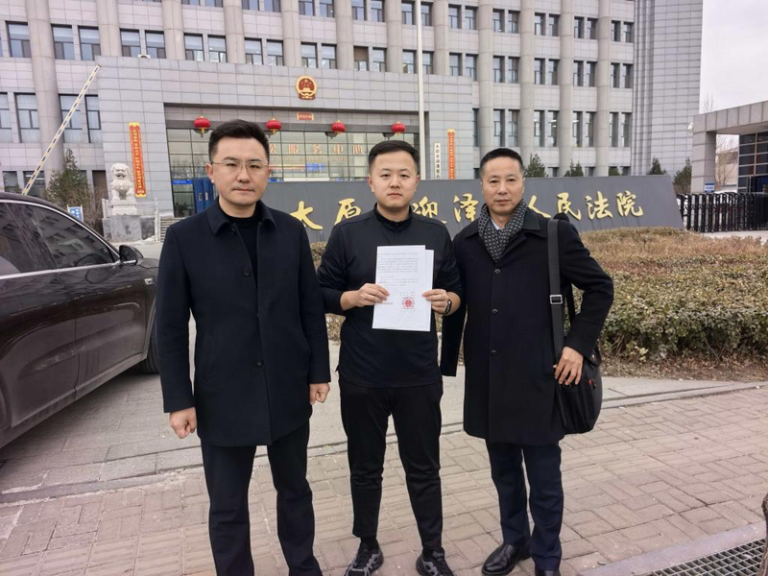 张坤宇（中）和李金宝律师（左）、李长青律师（右）。（取材自澎湃新闻）