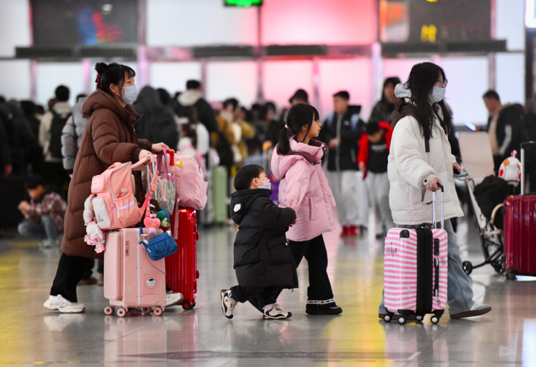 地表最大规模人口迁徙 中国「春运」今登场 为期40天 中国春运2月2日开始,由于今年春节连假长达九天,预计今年春运期间中国全社会跨区域人员流动量将达到95亿人次,再创历史新高。(中新社)