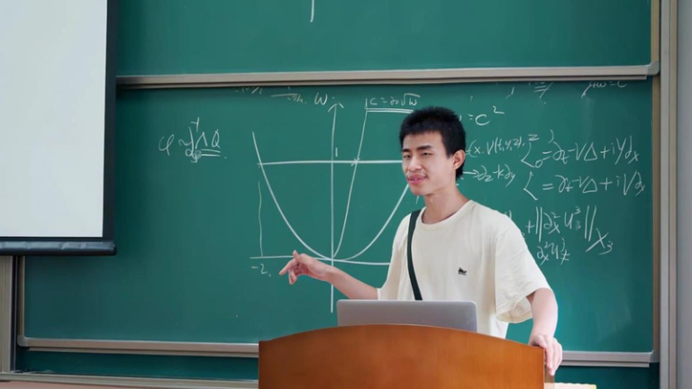 韦东奕获聘北京大学长聘副教授，享正高级待遇。(取材自中华网)