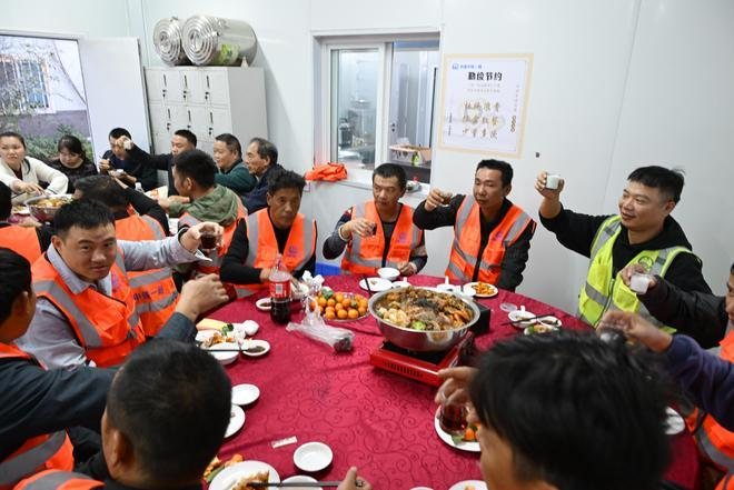 湖北天门起点产业园内一间服装公司年前邀请员工及家属一起吃团年饭,现场来了2000多人。(视频截屏)