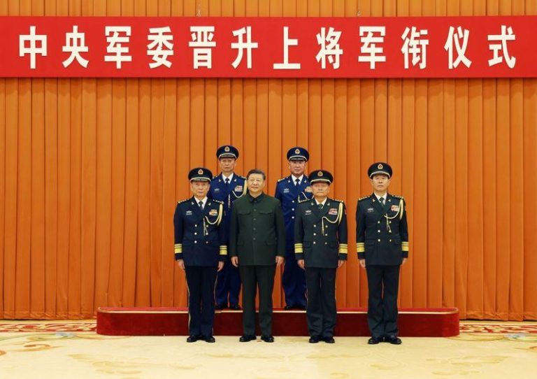 张又侠被捕 WSJ:习近平独揽军权 攻台与否他说了算 图为习近平(前排左二)与张又侠(前排右二)去年底合影。(取自解放军报)