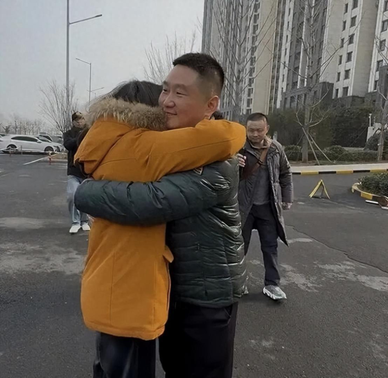 北京女6年前重生 血型从B型变AB 赴河南「认亲」恩人 44岁的雷女士(左)从北京搭高铁来到河南新乡,当面感谢六年前无偿捐献造血干细胞、给了她第二次生命的恩人杨增超(右)。(取材自河南日报)