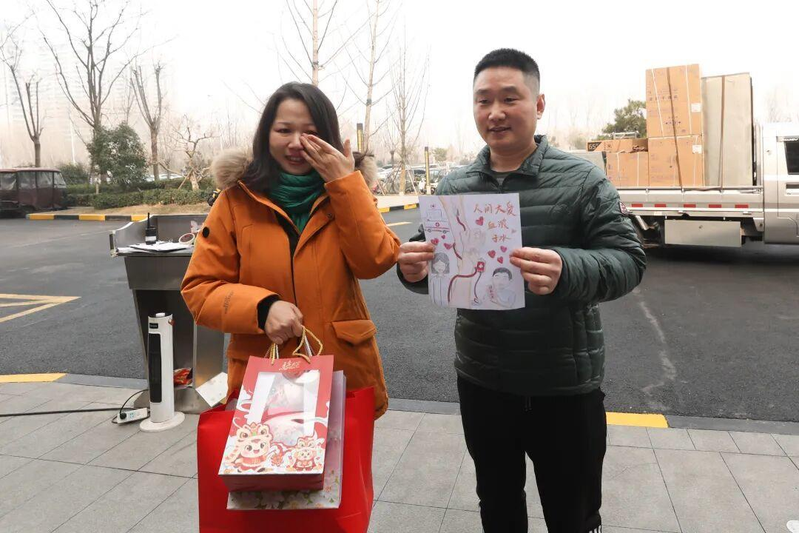 44岁的雷女士(左)从北京搭高铁来到河南新乡,当面感谢六年前无偿捐献造血干细胞、给了她第二次生命的恩人杨增超(右)。(取材自河南日报)