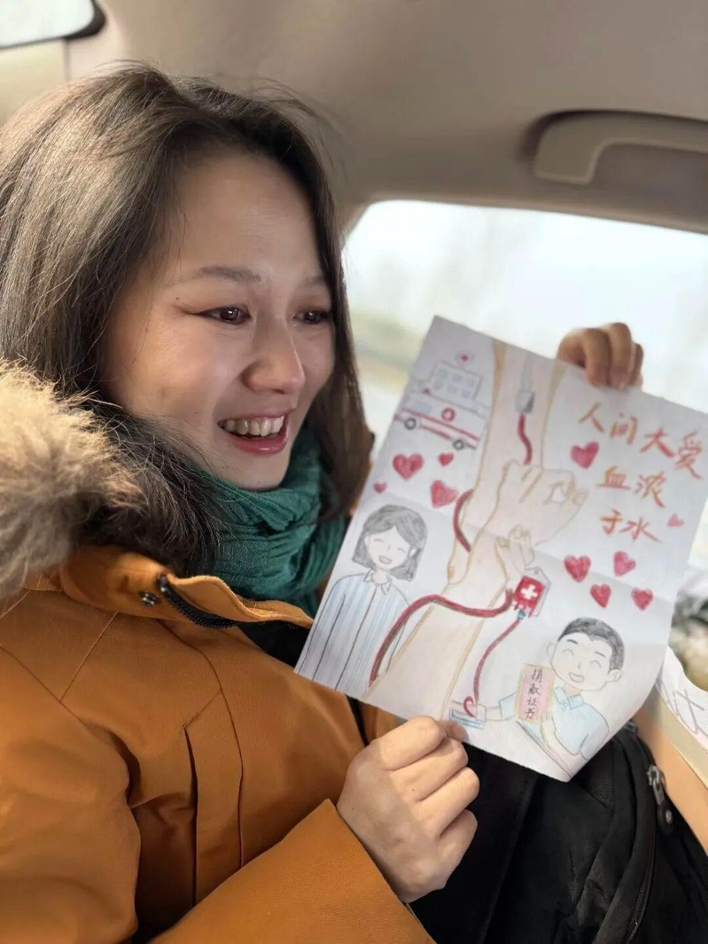 44岁的雷女士(左)从北京搭高铁来到河南新乡,当面感谢六年前无偿捐献造血干细胞、给了她第二次生命的恩人杨增超(右)。(取材自河南日报)