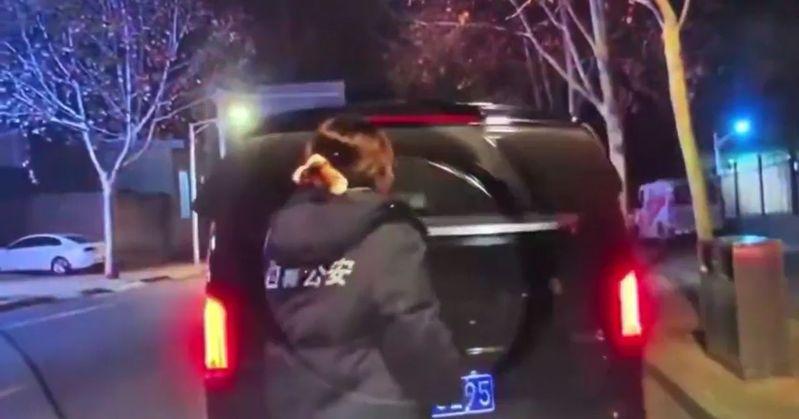 继广西奔驰「亮证姐」后，北京又出现换穿公安字样外套的奔驰「亮衣姐」。（视频截屏）
