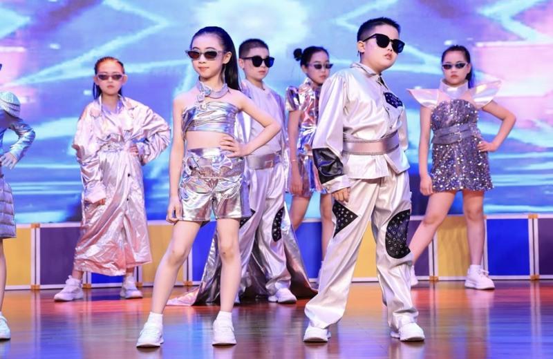 近年在中国网络上，「丝瓜汤文学」、「中国式父母」等标签，动辄引来过亿的浏览量。(新华社数据照片)