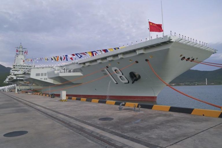 福建舰入列 中国海军以硬核实力筑牢「海上长城」 福建舰是中国第一艘电磁弹射型航空母舰,也是中国第三艘航空母舰。(新华社)